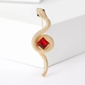 Detalle del broche de cobra dorada con gema roja y texturas metálicas muy intrincadas - Dorado Con Piedra Preciosa Roja
