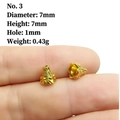 Detalle macro de cuenta de aleación dorada de 7mm con textura grabada y escala real - 3# Dorado (7x7 mm)