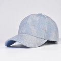Gros plan des strass bleus étincelants et de la finition métallique de la casquette - Réglable / Bleu foncé