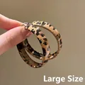 Dettaglio di grandi orecchini a cerchio tondi con motivo leopardato e chiusura in metallo - 2# Perno per orecchini in argento sterling 925 - Caffè - 4.7cm (Cerchio Leopardato)