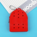 Mini zaino in silicone rosso porta monete con fori, cerniera e moschettone metallico - Rosso