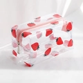 Nahaufnahme der transparenten PVC-Kosmetiktasche mit Erdbeermustern und rosa Reißverschluss - Rote Erdbeere / 18x9x9.5cm