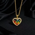 Elegante collana con cuore d'oro e gemme colorate su sfondo in seta nera di lusso - Pendente a Cuore con Bordo in Zirconia e Pietre Colorate (V)