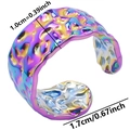 Macro d'une bague colorée en métal martelé avec détails de largeur 1cm et diamètre 1,7cm - Arc-en-ciel
