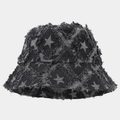 Dettaglio dei bordi sfrangiati e del motivo a stelle sul cappello pescatore in denim - M (56-58cm) / Nero