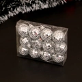 Primo piano di 12 palline di Natale disco argentate in una scatola regalo trasparente - Argento 3cm (Set di 12)