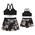 Vista plana de los trajes de baño florales para madre e hija con tops negros y faldas - 104 / Conjunto de 3 Piezas Negro