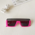 Leuchtend pinke Kinder Sonnenbrille mit schwarzem Visier im trendigen Y2K-Cyberpunk-Stil - Fuchsia