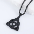 Détail d'un pendentif Triquetra celtique en acier inoxydable noir sur une pierre claire - Noir (avec chaîne de 60cm)