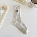 Hellgraue Baumwollsocken mit Zopfmuster und schwarzer Buchstaben-Stickerei - 35-40 / Beigegrau