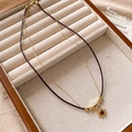 Collana a doppio strato in oro e pelle con ciondolo a sole e pietra occhio di tigre - Collana a doppio strato con sole in occhio di tigre e perline dorate - 40 cm