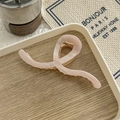Dettaglio ravvicinato della molletta per capelli in acetato rosa marmo con molla in metallo - Rosa