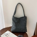 Vista dettagliata di una borsa a tracolla minimalista in tessuto grigio scuro su legno - Nero