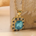 Gouden titanium ketting met vierkante lichtblauwe zirkoon hanger en kristallen - Blauwe Zirkonia