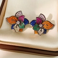 Gros plan sur les boucles d'oreilles fleur vintage avec zircons colorés en écrin luxe - Noir Fusil-Multicolore (Tige en Argent S925)