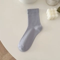 Staubblaue Baumwollsocken in Wadenlänge mit Rippbündchen auf minimalistischem Untergrund - Einheitsgröße / Grau Violett
