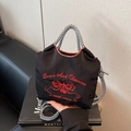 Bolso de nailon negro con bordado de mariposa roja y asa tejida a cuadros - Negro