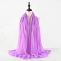 Elegante sciarpa viola in cotone e lino con trama a pieghe su un manichino - Fucsia