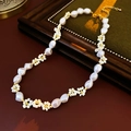 Collar bañado en oro con detalles de perlas blancas y patrones de flores tejidas - Estilo de flor de perla y cuenta de arroz