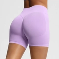 Gros plan sur le short de fitness violet sans couture taille haute avec effet push-up - Violet Clair
