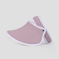 Détail latéral d'une visière rose pour femme avec boucle argentée et bordure blanche - Taille unique / Violet foncé