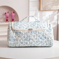 Gesteppte Kosmetiktasche mit Blumenmuster, Tragegriff und Doppelreißverschluss - Weiß mit blauen Blumen