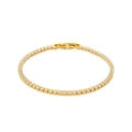Detailaufnahme eines vergoldeten Tennisarmbands mit glänzenden klaren Zirkonia-Steinen - Gold Armband