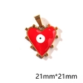Detail eines 21mm vergoldeten Herzanhängers mit roter Emaille und Evil Eye Motiv - Rotes Augenherz