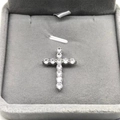 Dettaglio di un pendente a croce in argento sterling S925 con zirconi cubici luminosi - Solo Ciondolo (Senza Catena) / Argento