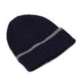 Detalle del gorro de punto azul marino con raya gris y textura de punto acanalado grueso - Azul marino