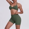 Σετ γιόγκα σε σκούρο πράσινο χρώμα με halter top και ψηλόμεσο αθλητικό σορτς - XS / Λαδί