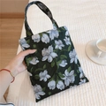 Détail du sac en toile florale avec fleurs violettes et coutures blanches sur le bord - Noir Avec Fleurs Argentées