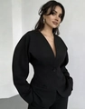 Dettaglio della giacca da tailleur nera sfiancata con scollo a V e bottone singolo - S / Tops / Nero