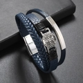 Detail eines blauen Lederarmbands mit St. Benedikt Medaille und Magnetverschluss - Blau