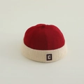 Dettaglio del cappello miki in maglia rosso e crema per bambini con toppa lettera C marrone - 50-52cm (2-4 anni) / Stile Lettera C / Borgogna