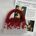 Dettaglio ravvicinato della borsa fatta a mano con perle rosse e trasparenti - 19.5*12*5cm / Rosso Vino e Bianco