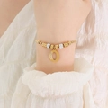 Elegante goudkleurige kralenarmband met een met strassteentjes bezette letter O hanger - Gouden Armband - Letter O