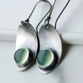 Pendientes retro de metal curvado con formas ovaladas y piedras de esmeralda verde - Pendientes ovalados irregulares de piedras verdes