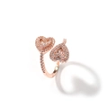 Detailansicht eines roségoldenen Herzrings mit glitzerndem Kristallbesatz und offenem Design - Roségold