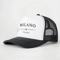 Cappellino trucker classico MILANO ITALIA con design in rete bianca e nera vista a 45 gradi - Regolabile / Nero e Bianco
