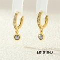 Makroaufnahme von Gold-Creolen mit Zirkon-Pavé und grauen Perlenanhängern - ER1010-D Graue Perle