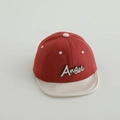 Dettaglio del ricamo 3D Angel e della trama twill su un cappellino da baseball rosso - 50cm (1-3 anni) / Borgogna