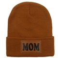 Gros plan du bonnet en tricot caramel montrant l'écusson en cuir MOM et sa texture - Adulte Élastique / Caramel (MOM)