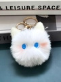 Dettaglio portachiavi a forma di gatto in peluche bianco con occhi blu e gancio - Blu