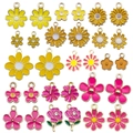 Bunte Blumenanhänger aus Legierung wie Gänseblümchen und Rosen für DIY-Schmuckherstellung - Gelb und Rosarot Emaille Blume Gemischt (SN747)