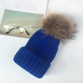 Königsblaue Strickmütze mit einem großen braunen Pelzbommel und geripptem Strickmuster - Kindergröße (49-55cm) 2-10J / Blau