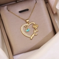 Nahaufnahme des goldenen Herzanhängers mit Rosengravur und grünem Stein in Schmuckbox - 4# Blaue Lippen