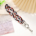 Détail de la dragonne tressée colorée avec fermoir en métal argenté et décor - Largeur 16mm / Rouge Mixte