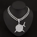 Pendentif requin 6ix9ine argenté avec diamants et chaîne cubaine sur présentoir - Pendentif en argent avec chaîne cubaine de 18 pouces