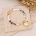 Dettaglio del bracciale boho con perline d'argilla, perle e ciondolo a cuore d'oro - Marrone Multicolore (3#)